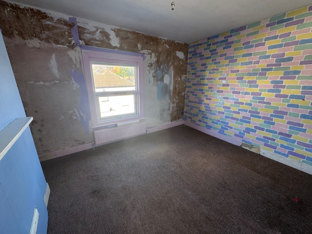 Lot: 202 - THREE-BEDROOM TERRACE HOUSE FOR IMPROVEMENT - Bedroom 1 alternative view